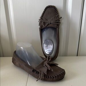 *MINNETONKA GRAY SUEDE DRIVING MOCCASINS (sz 6.5)